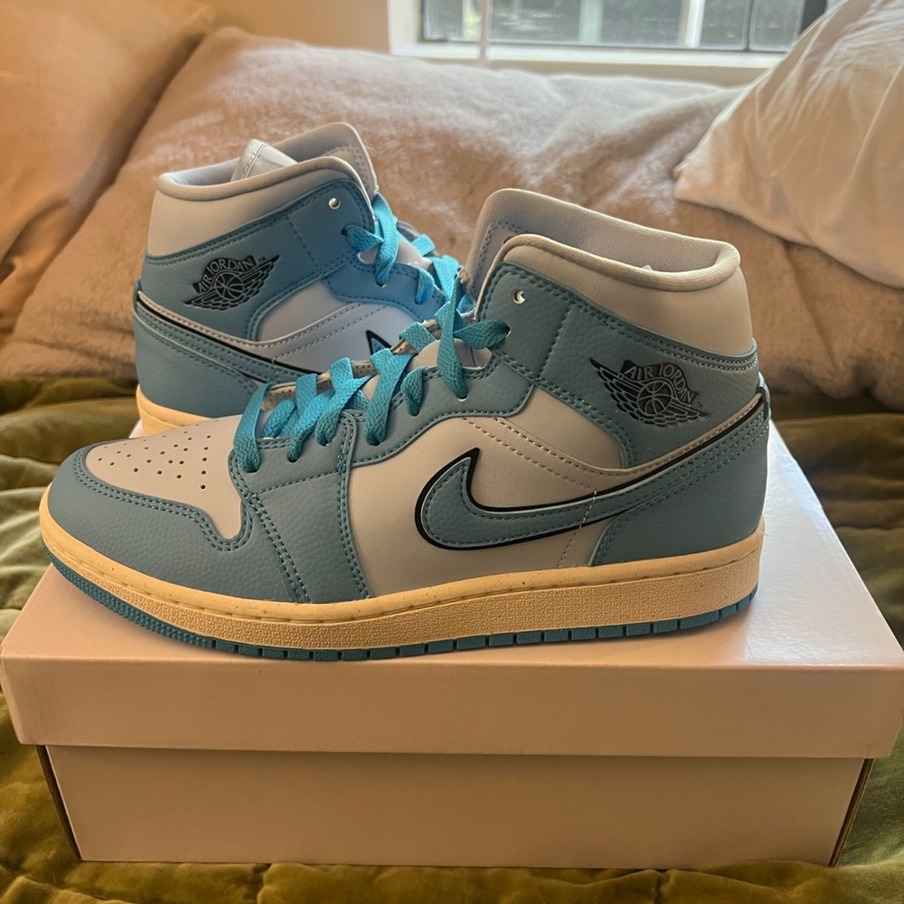 Women’s Air Jordan 1 Mid SE